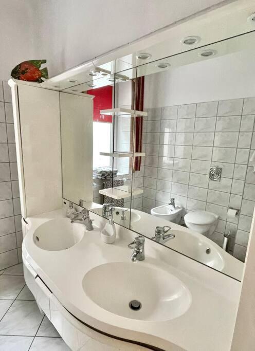 Beautiful Villa With Garden In Milanowek Luaran gambar