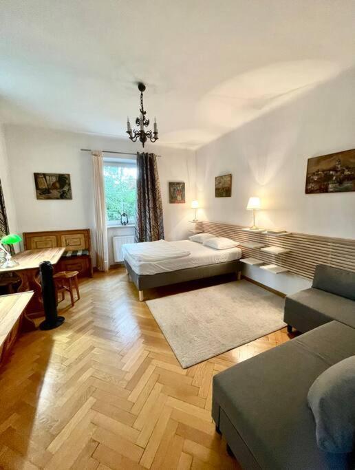 Beautiful Villa With Garden In Milanowek Luaran gambar
